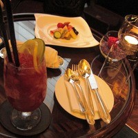 セントレジス バー - サングリアとチーズとドライフルーツの盛り合わせ