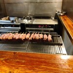 やき鳥三太郎 - 焼き台(奥が骨付鳥用)(2023年5月1日撮影)