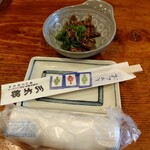 やき鳥三太郎 - お通しと布おしぼり(2023年5月1日撮影)