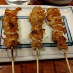 やき鳥三太郎 - 皮３本 335円(税込)(2023年5月1日撮影)