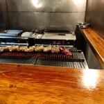 やき鳥三太郎 - 焼き台(奥が骨付鳥用)(2023年5月1日撮影)