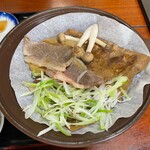 いろり - 飛騨牛朴葉みそ焼き定食　陶板以外はとろろ定食と同じ