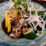 やき鳥三太郎 - かつおタタキ 930円(税込)(2023年5月2日撮影)