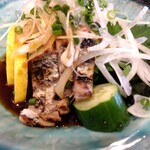 やき鳥三太郎 - かつおタタキ 930円(税込)(2023年5月2日撮影)