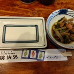 やき鳥三太郎 - お通しと取り皿など(2023年5月2日撮影)