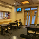 都鳥 - 店内、綺麗で落ち着いた雰囲気でテレビもあります、5、6テーブル(2人がけ3つ、4人がけ3つ)、飾られた蘭が上品な店内によく合う