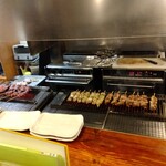 やき鳥三太郎 - 焼き台(奥は骨付鳥用)(2023年5月2日撮影)