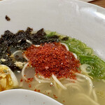 むかん - 牡蠣塩ラーメンに一味唐辛子を投入
      2023年5月23日