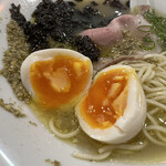 むかん - 味玉を割ったところ。燻製の味です。
      2023年5月23日