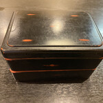 都鳥 - お重に入れて出してくれます、配達もお重で届けてくれます