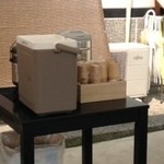 食堂 はせ川 - 店前に設置されたテント内の給水器