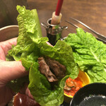 正泰苑 - 国産しっとり赤身をサンチュで巻く