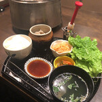 正泰苑 新橋店 - 特選和牛の壺漬けパワーランチ全景