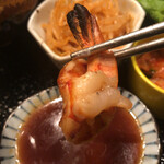 正泰苑 新橋店 - 焼いた海老をタレにつけて