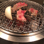 正泰苑 - 和牛中落ちカルビを焼く