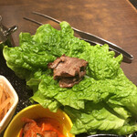 正泰苑 - 国産しっとり赤身をサンチュに乗せる