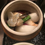 正泰苑 新橋店 - 壺を覗き込むと、いろいろ入ってます(⌒▽⌒)