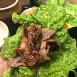 正泰苑 新橋店 - 和牛中落ちカルビをサンチュで巻く