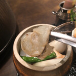 正泰苑 - 壺から、海老を持ち上げ