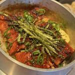 豊洲直送鮮魚と釜飯 二代目 魚義 - 釜飯です。炊き上がったところで、アルミホイルに包んで別に温めていたウナギをトッピング
