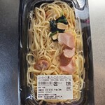 ローソンストア100 - ソーセージと燻しベーコンのペペロンチーノ(322円)