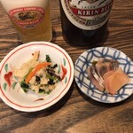 高田 - 左はおからの青菜と人蔘和へ、右は鰯の酢漬け。