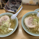 らーめん大金 - 左:ラーメン✨なるとは隠れてます…
      右:ラーメン（アブラ多め）✨