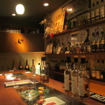 Bar K6 - 店内入って目の前のカウンターの様子