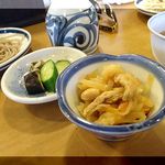 皿そば 渚庵 - 漬物、小鉢（切干大根）