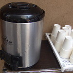 日本橋海鮮丼 つじ半 - ２０１３/８　炎天下のため麦茶サービスで並んでました