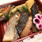 旬海堂 - ３種類の焼き魚が入った三彩弁当