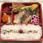 旬海堂 - ３種類の焼き魚が入った三彩弁当（税込1728円）
