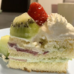シャトレーゼ - グリーンのメロンクリームが珍しい！！
