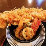 大衆スタンドたいちゃん - 丼からはみ出す巨大かき揚げが迫力満点！海老天に紅生姜、レンコンやオクラ天まで、並でも食べ応え抜群の天丼