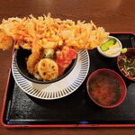 大衆スタンドたいちゃん - 丼が小さく見える圧倒的ボリューム！巨大かき揚げに海老天や紅生姜天など、天丼（並）ミニそば付き800円