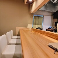 MITARI - 店内、カウンター７席、背後に2卓