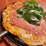 トラットリア プリモ - 生ハムとルッコラのピザ