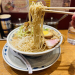 らあめん渋英 - 博多豚骨ラーメンよりは少し太めの麺