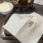 Yappari Suteki - 肉脂が飛び散らないよう紙ふきんが