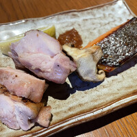 Japanese Restaurant KINZA - 飲み放題コース7700円　【炭火焼き】大山鶏と銀鮭の炭火焼き盛り合わせ 