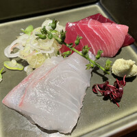 Japanese Restaurant KINZA - 飲み放題コース7700円　【お造り】旬の鮮魚二点盛り 
                愛媛のタイとインドマグロ