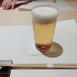 鮨つぐ - ビール７００円　うすはりグラス！