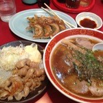 ひとっちゃん - チャーシューメン、餃子、ホルモン