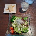 Trattoria　Bazza - 野菜サラダ、パン、水