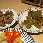 大衆スタンド 神田屋 - 左砂肝、右オクラカレー粉