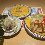 大衆スタンド 神田屋 - 左から時計回りにとろたく、青唐辛子卵炒め、だし卵チャーシュー乗せ（お通し）