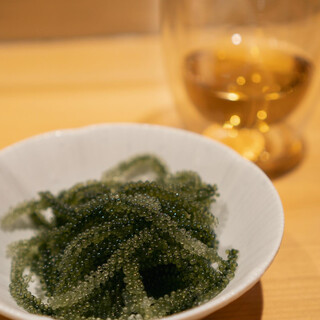 We offer a wide variety of Okinawa specialties such as sea grapes and chanpuru♪