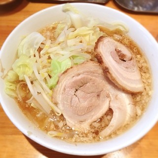 Menyasoudo - 剣ラーメンニンニクベーストッピング全部普通(700円)。J系インスパラーメンなのですがそう思わずに食べた方が楽しめるかも。
                        ニンニクベースのスープはJ系と言われればそうなんだけど別のジャンルとして評価してあげたい出来。
                        麺が普通のラーメンなのがJ系としての評価を引き下げまくってる感じ。
                        豚は味も薄いし巻いてあるし余計な脂が目立つしで何じゃこりゃって出来。こんなんなら入ってない方がイイ。
                        スープはと