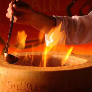 Risotto and pasta with flames are a masterpiece! Detailed service is also a must-see.