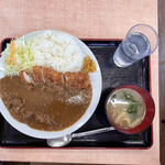 食堂米倉 - カツカレー。味噌汁付き